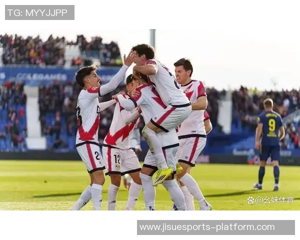 意甲激战：马竞狂胜曼联五球红牌争议引发全场热议与激情