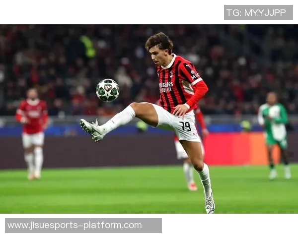 欧冠激战：AC米兰与巴黎圣日耳曼战成平局红牌争议引发全场热议