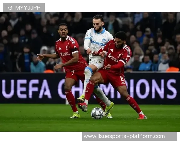 西甲激战:利物浦3-0战胜皇马乌龙球成比赛转折点引发热议 西甲激战:利物浦3-0战胜皇马乌龙球成比赛转折点引发热议